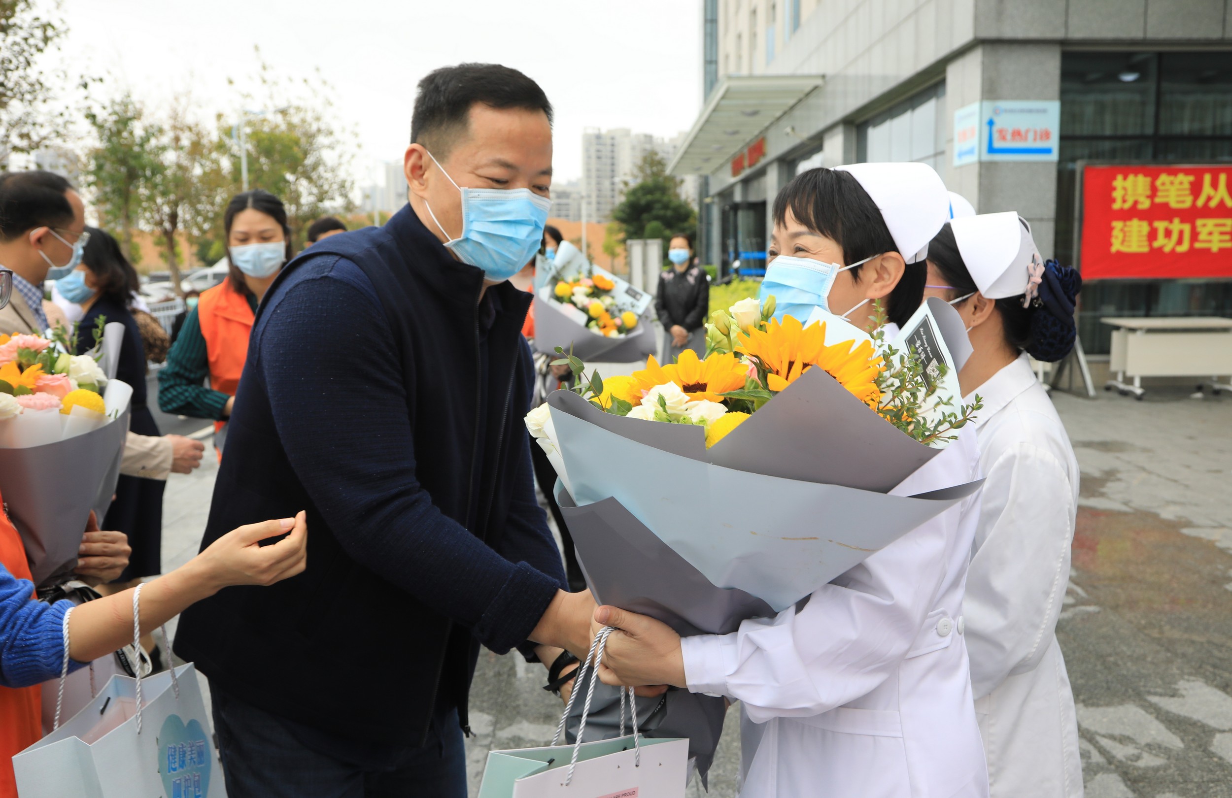 区领导"三八妇女节"慰问遵医五院女职工 遵义医科大学第五附属(珠海)